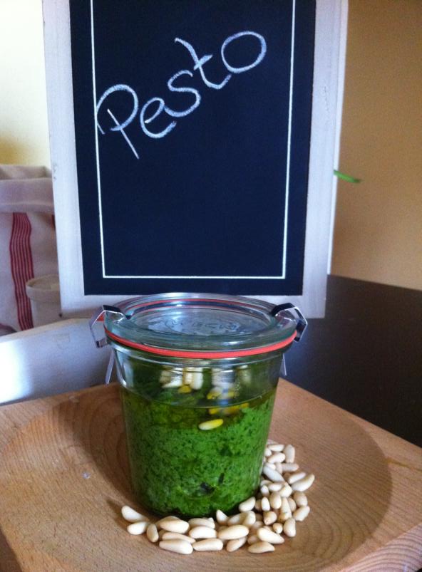 Pesto mit Öl gegießen und fertig!