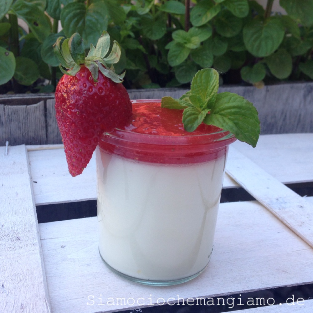 Panna cotta mit erdbeermark - Panna cotta con salsa di fragole