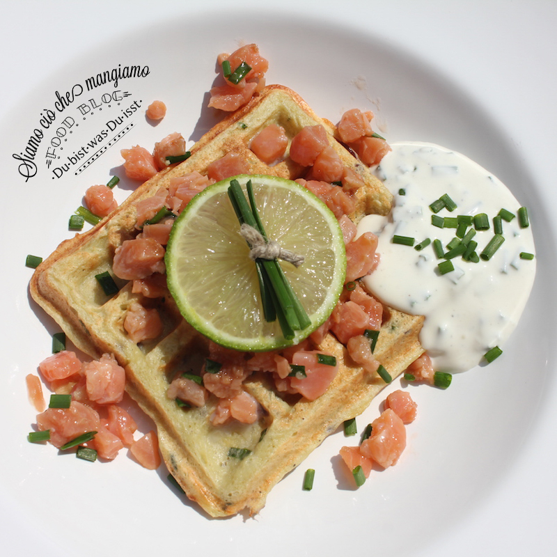 Kartoffelwaffeln mit Lachstatar und Créme fraiche, Waffel di patate con tatare di salmone 